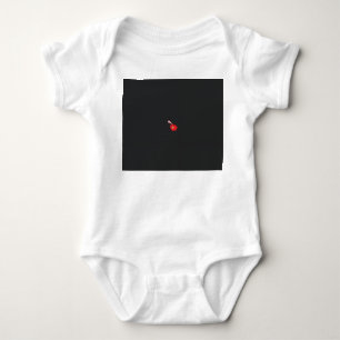 Body Para Bebê uma flor vermelha com um fundo preto