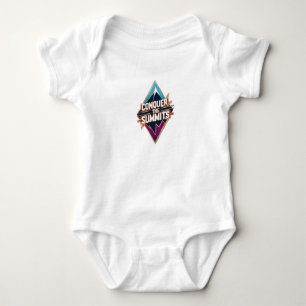 Body Para Bebê Uma silhueta de pico de montanha com a frase "Conq