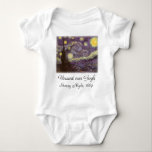 Body Para Bebê Vincent van Gogh - Noite Estrelada<br><div class="desc">Starry Night (1889), por Vincent van Gogh, é um apos impressionismo de pintura paisagística de arte. Uma vista de uma cidade num vale à noite com as nuvens a girar, as estrelas a brilhar e uma bela lua ouro amarela. Foi pintado durante o dia pela memória e é a pintura...</div>