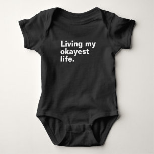 Body Para Bebê Vivendo minha vida mais agradável. design de texto