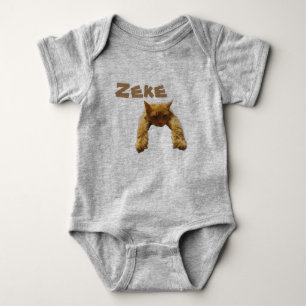 Body Para Bebê Zeke Nome Com Gato Preguiçoso e Divertido, Bodysui