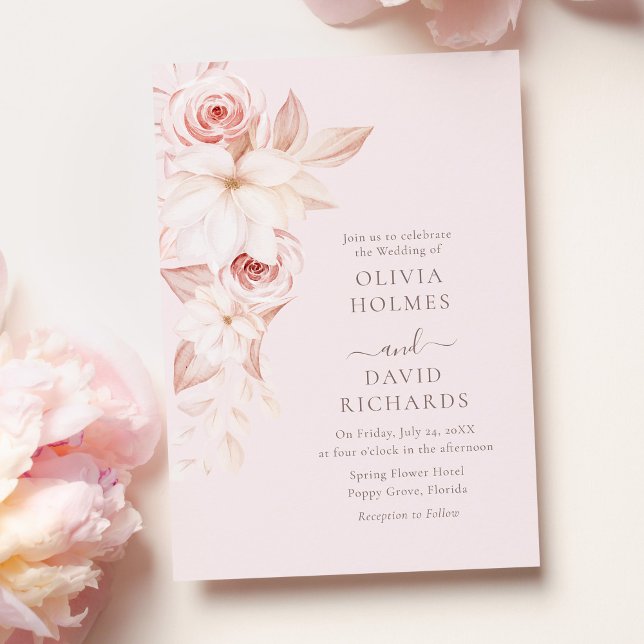 Boêmian Pale Roses Rosa Convite Para Casamento (Bohemian Pale Pink Roses Wedding Invitation on a table with pink roses.)