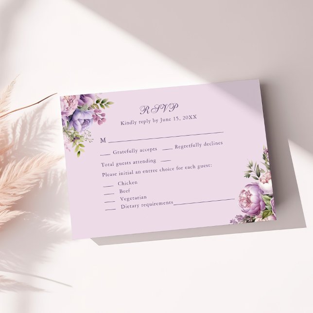 Boho Lilac Peonies & Wildflower Cartão RSVP de Cas (Boho Lilac Peonies & Wildflowers Wedding RSVP Card on a sunny white table.)