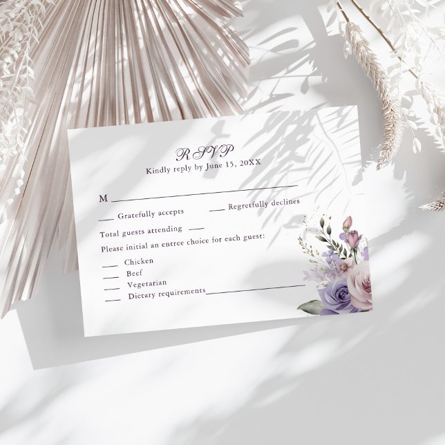 Boho Mauve e Lilac Flowers Cartão RSVP de Casament (Boho Mauve and Lilac Flowers Wedding RSVP Card on a sunny table with boho white dry botanicals.)