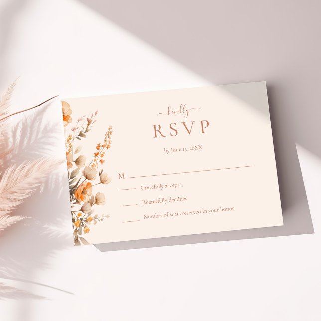 Boho Terracotta Wildflower Cartão RSVP de Casament (Boho Terracotta Wildflowers Wedding RSVP Card on a sunny table with neutral dry botanicals.)
