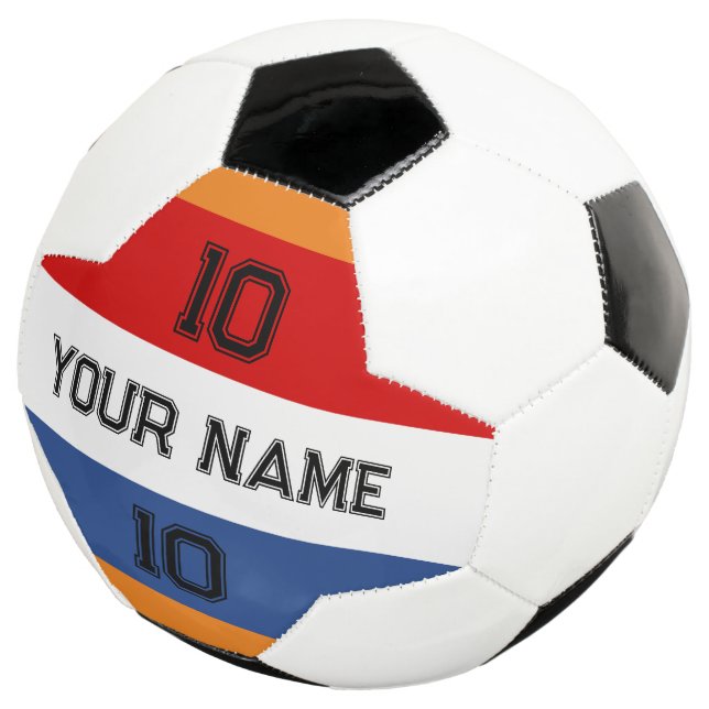 Bola de futebol com bandeira holandesa e número de (Três quartos)