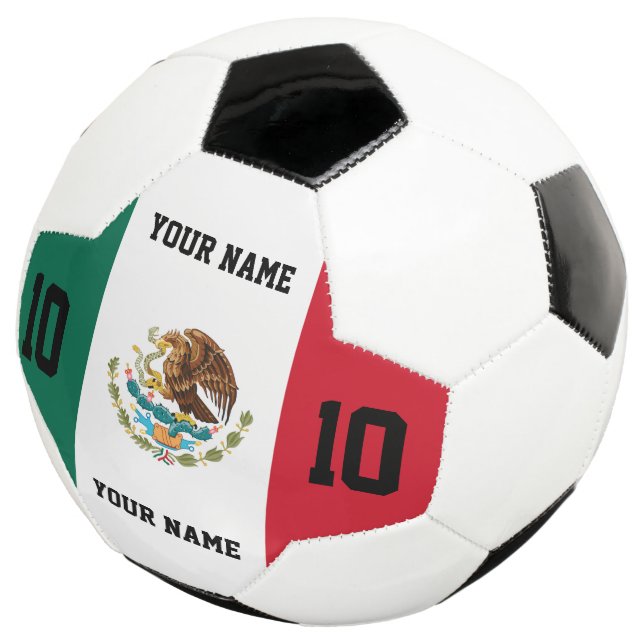Bola de futebol com bandeira mexicana com número d (Três quartos)