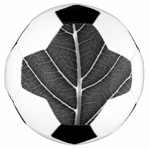 Bola De Futebol Folha Branca e Preta Brilhante Close-Up