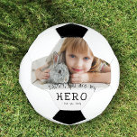 Bola De Futebol Foto da Família do Pai Herói do pai<br><div class="desc">Bola de Futebol da Família de Pais do Herói pai. O texto está em fontes desenhadas à mão. Você pode mudar o pai para pai, papai, Papá, Papanicolau... e adicionar sua foto e seus nomes. Um presente fofo e um doce guardião para o Dia do Pai, o aniversário ou o...</div>
