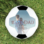 Bola De Futebol Foto do Dia do Pai do Melhor Pai<br><div class="desc">O melhor Pai da Bola Fotográfica do Dia do Pai. A design tem tipografia moderna em cores negras e vermelhas que exagera a foto. Personalize com seus nomes e insira sua foto - uma foto horizontal vai muito bem com o design. presente de excelente para um pai ou avô.</div>