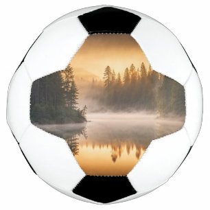 Bola De Futebol Manhã Mist no rio Pines