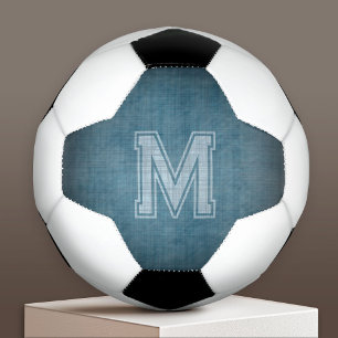 Bola De Futebol Monograma com fundo azul de quadro negro