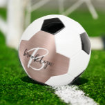 Bola De Futebol Monograma de Script de Metal Brutado Dourado rosa<br><div class="desc">Esta bola personalizada de futebol apresenta um monograma e primeiro nome em um moderno roteiro preto e branco sobre um fundo de metal escovado dourado rosa de vidro.</div>