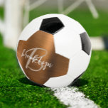Bola De Futebol Monograma de Script de Tan de Metal Brutado Laranj<br><div class="desc">Essa bola personalizada de futebol apresenta um monograma e primeiro nome em um roteiro moderno de bronzeado e branco sobre um fundo de metal vermelho queimado em laranja.</div>