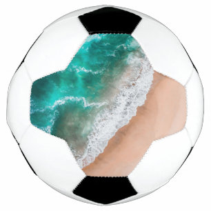 Bola De Futebol Ondas em Sandy Beach