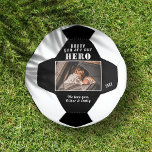 Bola De Futebol Pai que você seja Herói Pai da Família Foto Keepsa<br><div class="desc">Pai que você seja a festa de fotos da família do Dia do Pai Herói. Adicione sua foto e seus nomes. Você pode transformar pai em pai,  papai,  Papá,  Papanicolau...  Um presente perfeito e um doce presente do Dia do Pai para o pai.</div>