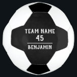 Bola de Futebol Personalizada com Número de Nome d<br><div class="desc">Esfera de futebol personalizável com o nome do grupo,  número do grupo e nome do jogador. Você pode personalizar facilmente a bola. O texto está em cor branca moderna num fundo preto. Excelente para um jogador de futebol,  amante de futebol,  como um presente ou uma bola de manutenção.</div>
