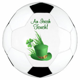 Bola De Futebol Um Toque Irlandês Chapéu de Trevo de Duende na Gra