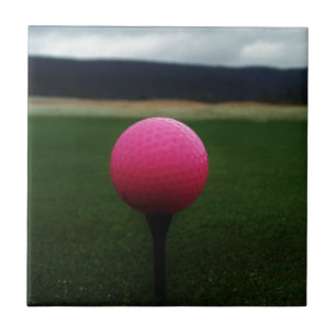 Bola de Golfe Rosa em campo de golfe na montanha