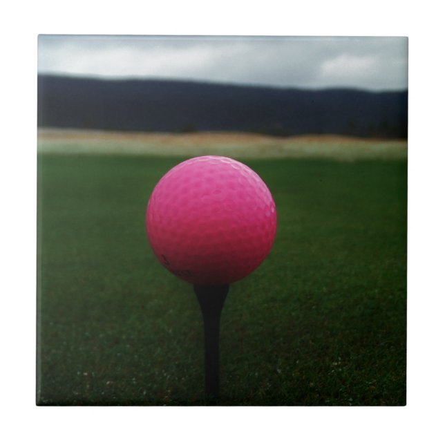 Bola de Golfe Rosa em campo de golfe na montanha (Frente)