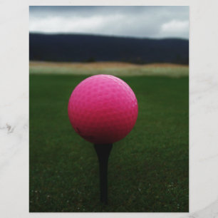 Bola de Golfe Rosa em campo de golfe na montanha