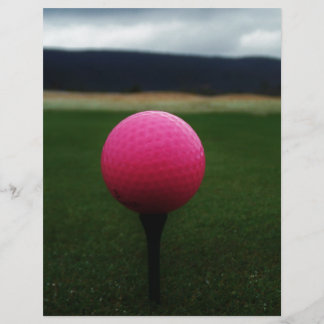 Bola de Golfe Rosa em campo de golfe na montanha