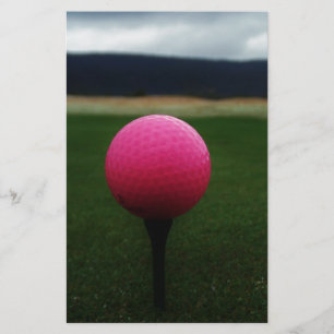 Bola de Golfe Rosa em campo de golfe na montanha