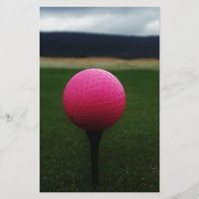 Bola de Golfe Rosa em campo de golfe na montanha (Frente)