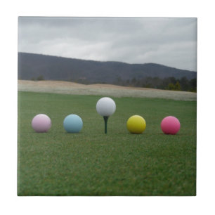 bolas de golfe coloridas brilhantes em uma