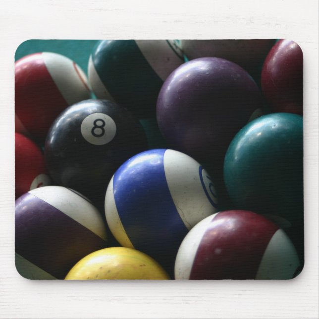 Bolas de piscina em mousepads de uma mesa do (Frente)