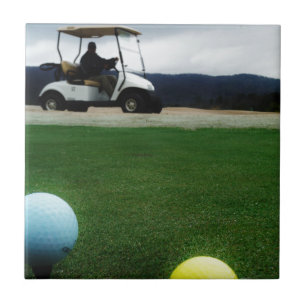 bolas e carrinho de golfe coloridos