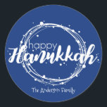 Bolhas de Neve Feliz Hanukkah Snow Etiqueta de Pre<br><div class="desc">Bonita e na moda Happy Hanukkah Snow Bubbles Sticker Gift Tag é perfeita para as suas necessidades de doação de Natal. Há outros produtos que combinam com este design.</div>