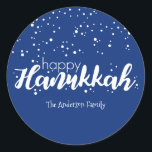 Bolhas de Neve Feliz Hanukkah Snow Etiqueta de Pre<br><div class="desc">Bonita e na moda Happy Hanukkah Snow Bubbles Sticker Gift Tag é perfeita para as suas necessidades de doação de Natal. Há outros produtos que combinam com este design.</div>