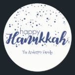 Bolhas de Neve Feliz Hanukkah Snow Etiqueta de Pre<br><div class="desc">Bonita e na moda Happy Hanukkah Snow Bubbles Sticker Gift Tag é perfeita para as suas necessidades de doação de Natal. Há outros produtos que combinam com este design.</div>