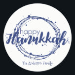 Bolhas de Neve Feliz Hanukkah Snow Etiqueta de Pre<br><div class="desc">Bonita e na moda Happy Hanukkah Snow Bubbles Sticker Gift Tag é perfeita para as suas necessidades de doação de Natal. Há outros produtos que combinam com este design.</div>