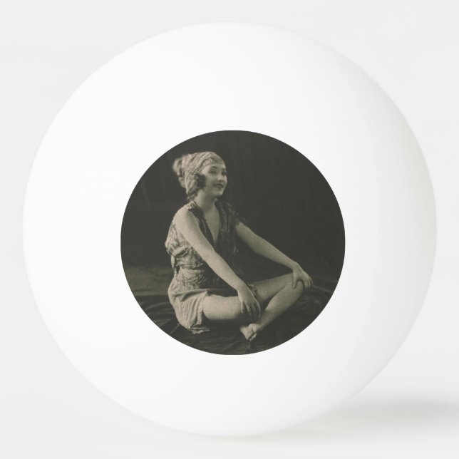 Bolinha De Ping Pong Ame uma pobre garota de barriga sentada entre pern (Frente)