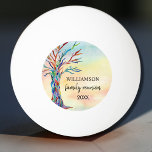 Bolinha De Ping Pong Árvore da Família Rainbow<br><div class="desc">Celebrando sua reunião familiar com diversão e jogos? Esta bola de pingue-pongue apresenta uma árvore genealógica nas cores do arco-íris e do fundo de aquarela. Personalize-o com seu nome de família e o ano. Porque nós criamos a nossa trabalho de arte, você não encontrará esta imagem exata de outros designers....</div>