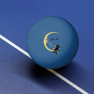Bolinha De Ping Pong Casal romântico que senta-se na lua crescente