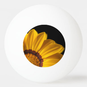 Bolinha De Ping Pong Flor amarela sobre fundo preto