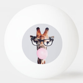 Bolinha De Ping Pong Girafa de óculos soprando uma goma de mascar rosa