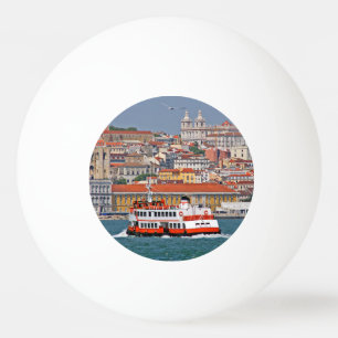 Bolinha De Ping Pong Linha do horizonte de Lisboa com o velho ferry no 