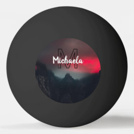 Bolinha De Ping Pong Nuvens a arder, nevoeiro e monograma das montanhas