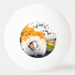 Bolinha De Ping Pong Sushi num prato