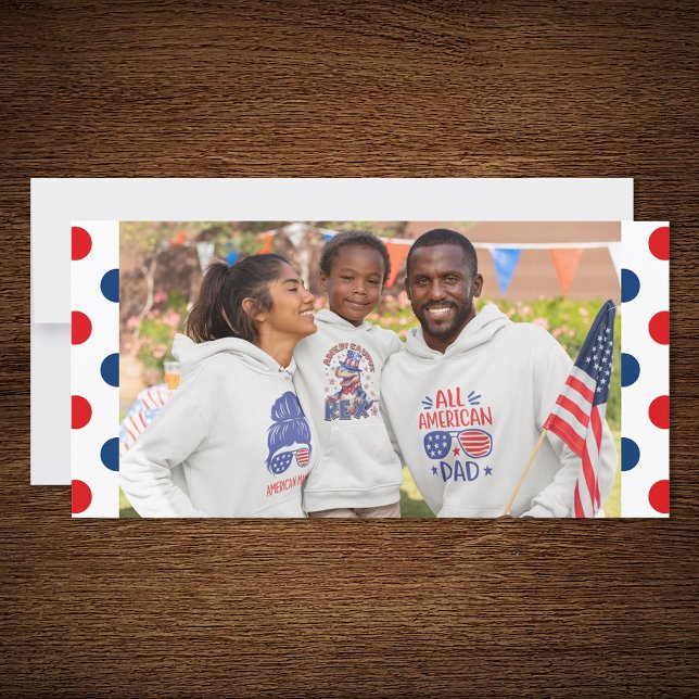 Bolinhas Patriotas Vermelhas e Azuis (Center your family photo against the red, white and blue polka dot pattern.)