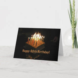 bolo 60 velas de aniversário acesas com cartão de