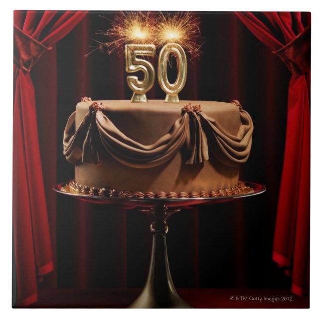 Bolo de aniversário no palco com número 50 velas (Frente)