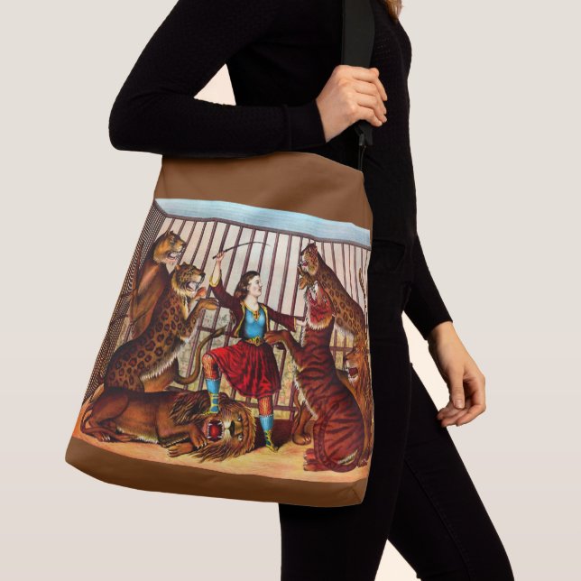 Bolsa Ajustável 1874 A Rainha Leão (Close Up)