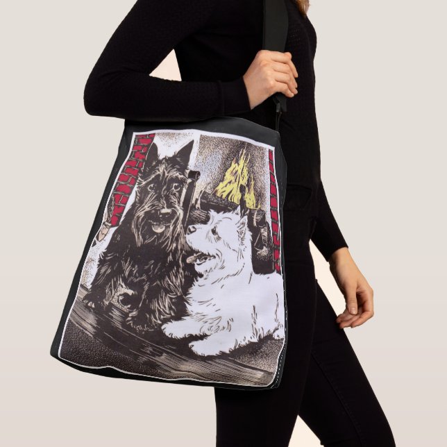 Bolsa Ajustável Blackie e Whitie perto do fogo (Close Up)