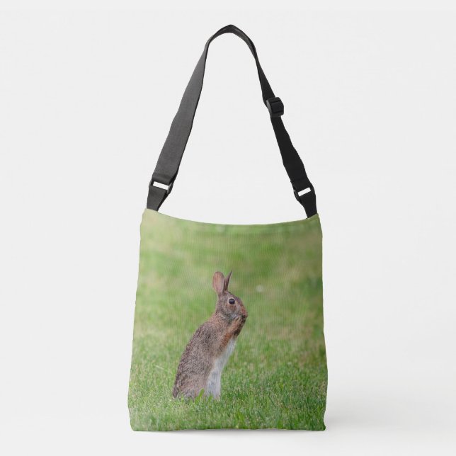 Bolsa Ajustável Coelho parado na grama e com aspecto tímido (Frente)