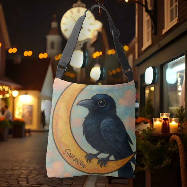 Bolsa Ajustável Crescente Lua Corvo Caprichoso Arte Popular Rústic (Whimsical raven on a crescent moon crossbody bag, rustic painterly folk art charm.)